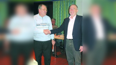 Reinhard Agerer (r.), Vorsitzender der Kolpingsfamilie St. Martin Untermenzing, begrüßt Neumitglied Klaus Trepte. (Foto: pi)