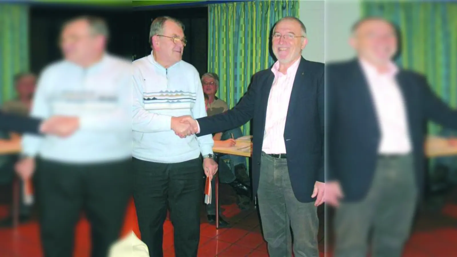 Reinhard Agerer (r.), Vorsitzender der Kolpingsfamilie St. Martin Untermenzing, begrüßt Neumitglied Klaus Trepte. (Foto: pi)