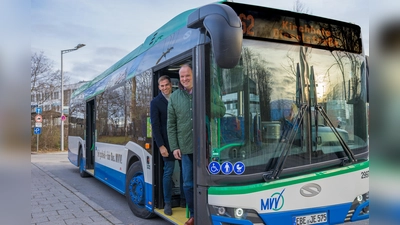 Bitte einsteigen: Bei einer Probefahrt überzeugten sich Kirchheims Bürgermeister Maximilian Böltl (links) und Münchens Landrat Christoph Göbel von den Vorteilen der erweiterten Buslinie 262. (Foto: Gemeinde Kirchheim)
