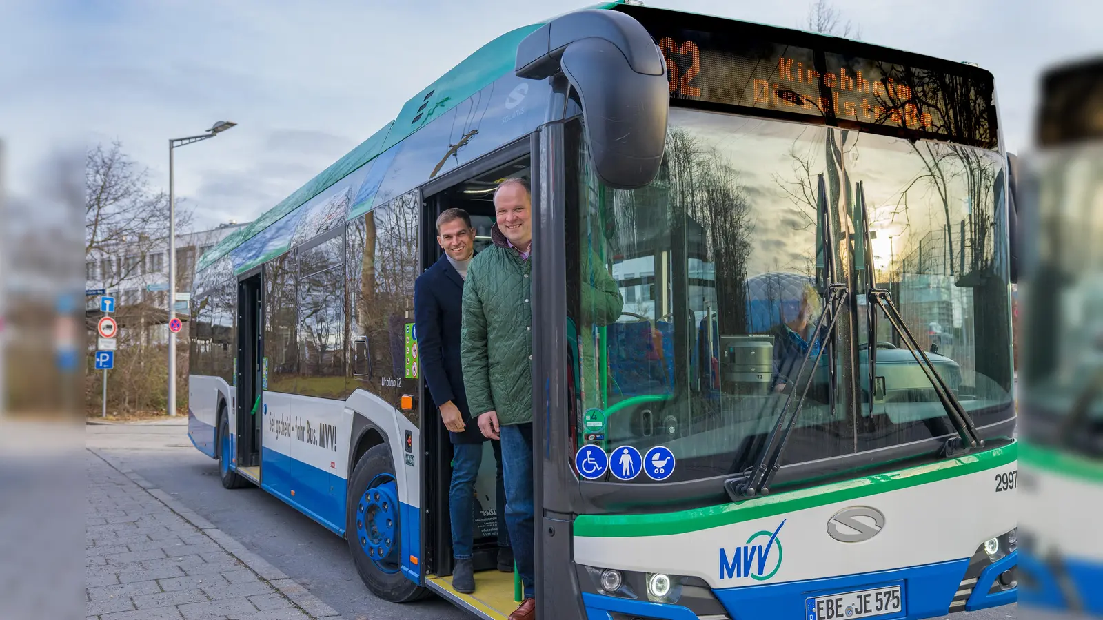 Bitte einsteigen: Bei einer Probefahrt überzeugten sich Kirchheims Bürgermeister Maximilian Böltl (links) und Münchens Landrat Christoph Göbel von den Vorteilen der erweiterten Buslinie 262. (Foto: Gemeinde Kirchheim)