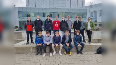 Das TUM-Kolleg am Gautinger Gymnasium bietet maximal 15 Schülern, ins wissenschaftliche Arbeiten an der TU München einzutauchen. V.l. die verantwortlichen Lehrer Frederik Heidegger und Markus Stöckle mit Kollegiaten vor der TU in Garching. (Foto: TUMKolleg)