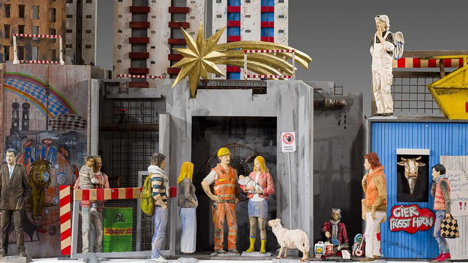 „Jesus wird in einer Baustelle geboren” lautet der Titel des Werkes von Rudi Bannwarth. So könnte es also aussehen, wenn der Heiland heute noch einmal auf die Welt käme. Angesichts der Bausstellenlage in der Landeshauptstadt, wäre das sogar wahrscheinlich. (F.: © B. Krack, Bay. Nat.mus.)