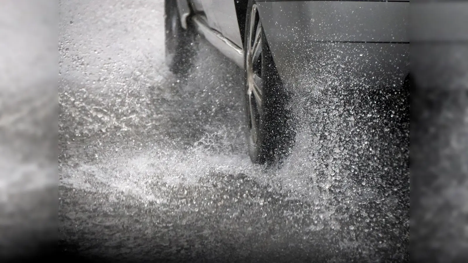 Wer bei starkem Regen mit dem Auto unterwegs ist, sollte mit Aquaplaning rechnen.  (Foto: ERGO via aum)