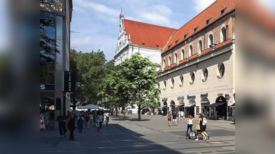Auf einer Seite sorgt der Schatten der Häuser für Kühle und in der Mitte werden bald große Bäume die Besucher der Münchner Fußgängerzone erfreuen.  (Visualisierung: mahl gebhard konzepte)