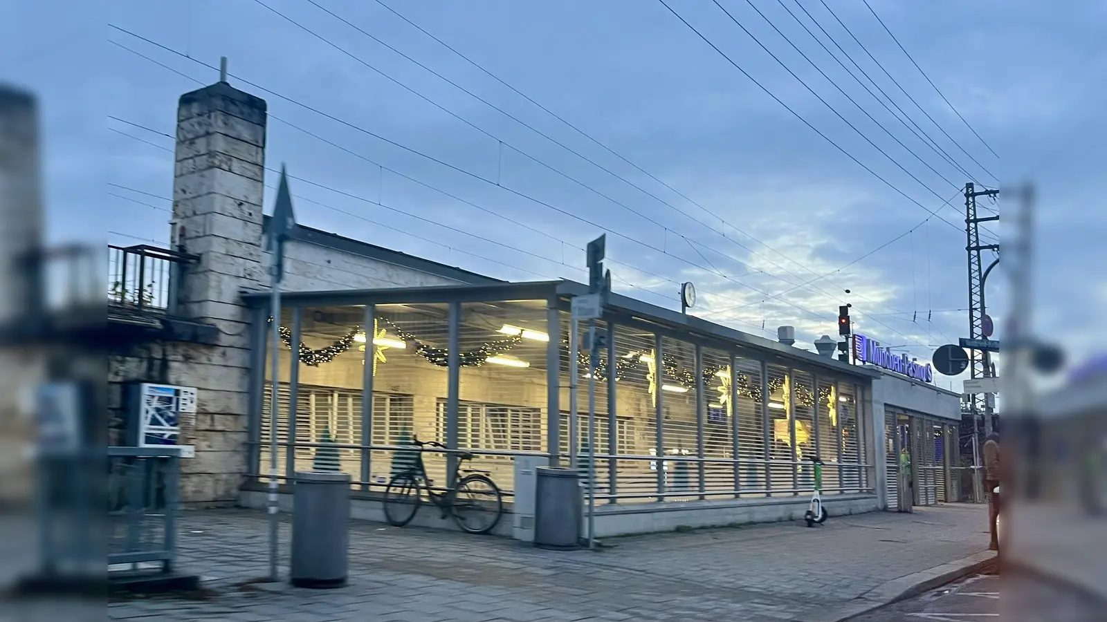 Das Bahhofseingangsgebäude wird saniert und mit mehr Brandschutz und Barrierefrreiheit ausgestattet. Eine Toilettenanlage ist nicht vorgesehen. (Foto: us)