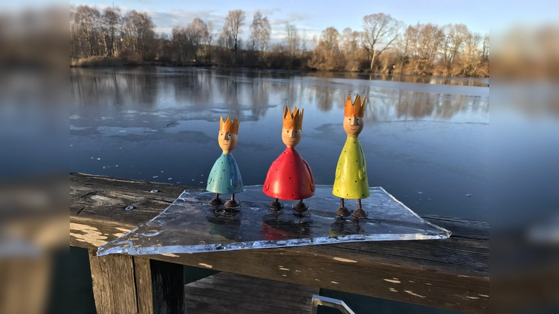 Diese drei Gesellen hätten mit der Kälte wohl die geringsten Schwierigkeiten. Sie werden beim Dreikönigsschwimmen aber dann doch nicht ins Wasser gehen. (Foto: VA)