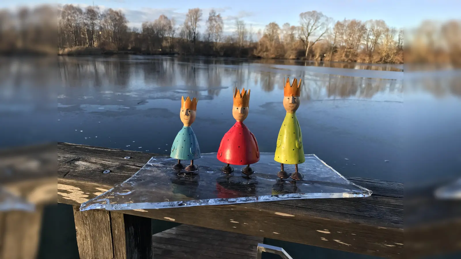 Diese drei Gesellen hätten mit der Kälte wohl die geringsten Schwierigkeiten. Sie werden beim Dreikönigsschwimmen aber dann doch nicht ins Wasser gehen. (Foto: VA)