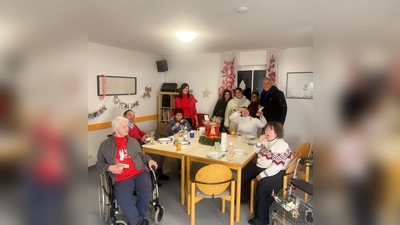 Freude bereiteten die Kinder und Jugendlichen vom Planet O den Bewohnern des Heilpädagogischen Centrums Augustinum mit ihrer Plätzchenback-Aktion. (Foto: VA)