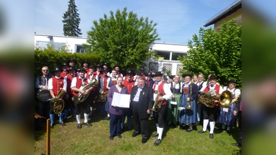 Günther Schuler sen. (Mitte) war Gründervater der Musikkapelle Gelting und deren erster Vorsitzender. Zum 80. Geburtstag gab's ein Ständchen. (Foto: Musikkapelle Gelting)