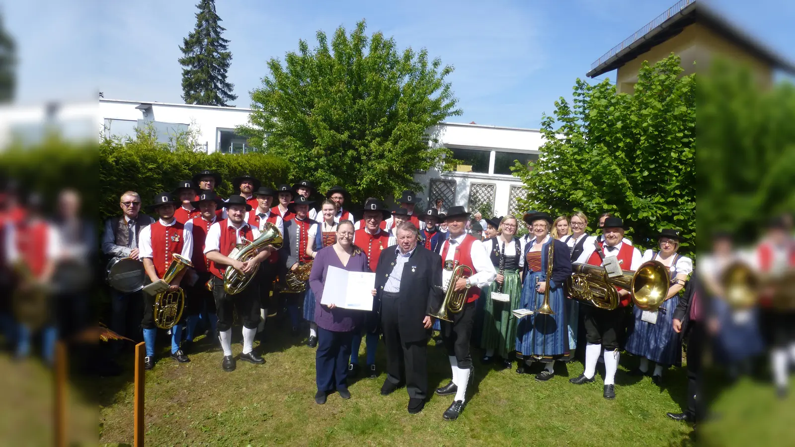 Günther Schuler sen. (Mitte) war Gründervater der Musikkapelle Gelting und deren erster Vorsitzender. Zum 80. Geburtstag gab's ein Ständchen. (Foto: Musikkapelle Gelting)