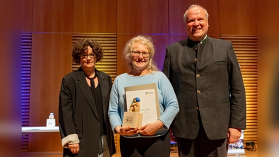 Erhielt einen Kulturförderpreis: Die Musikerin Ricarda Geary aus Oberhaching (Mitte), zusammen Laudatorin Dr. Bettina Keß, Leiterin des Referats Kultur und Museen des Bezirks Oberbayern, und Landrat Christoph Göbel. (Foto: LRA München)
