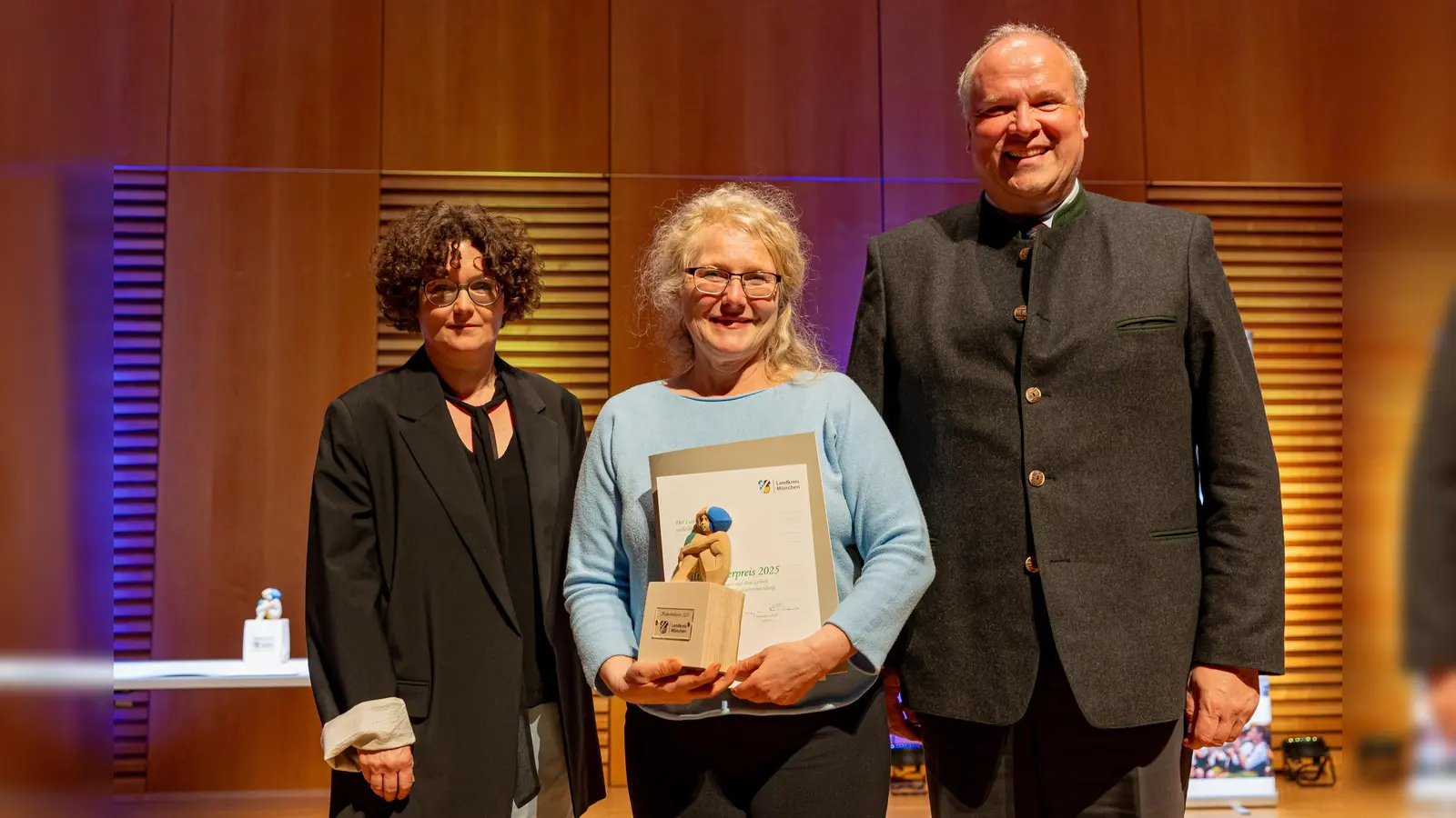 Erhielt einen Kulturförderpreis: Die Musikerin Ricarda Geary aus Oberhaching (Mitte), zusammen Laudatorin Dr. Bettina Keß, Leiterin des Referats Kultur und Museen des Bezirks Oberbayern, und Landrat Christoph Göbel. (Foto: LRA München)
