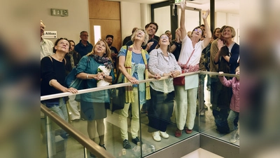 Alexandra Neger, Petra Aleweld, Sanne Kneisel, Felix Geiger, Sibylle Sommer, Rosemarie Zacher und Martina Mair vom Team der Schule der Fantasie und vom Vorstand (v. l.).  (Foto: Marius Heller)