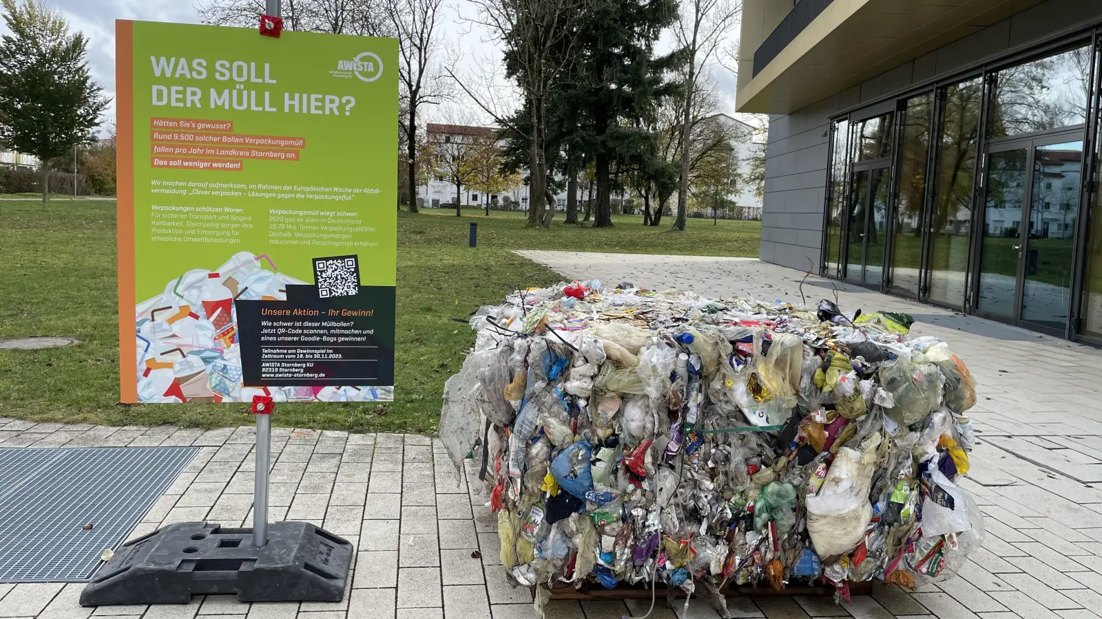 Wieviel wiegen diese zum Quader gepressten „Gelben Säcke”, möchte der Awista wissen.  (Foto: pst)