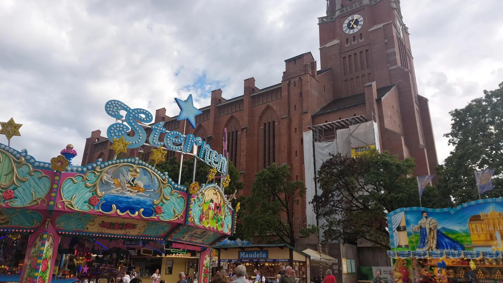 Die Auer Dult bietet Fahrgeschäfte, kulinarische Schmankerl und Produkte aller Art. (Archivbild: bas)