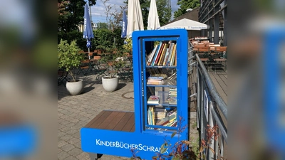 Pasings erster Kinderbücherschrank steht am Eingang zum Kinder- und Jugendcafé in der Fabrik. (Foto: Ulrike Seiffert)