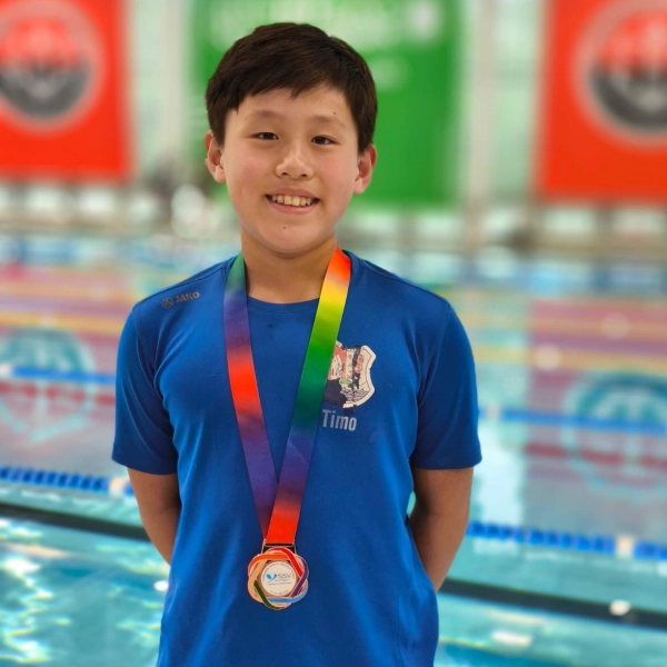 Timo Deng präsentierte stolz seine Bronzemedaille. (Foto: SSG Neptun)
