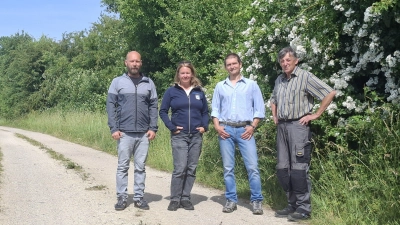 Im gemeinsamen Einsatz für die Kulturlandschaft (von links nach rechts): David Eschler (LPV Freising), Franziska Müller-Waldeck (AELF EE) sowie die Landwirte Maximilian Böck und Josef Mülling engagieren sich in Hohenbercha für die Anlage und Pflege von Hecken. (Foto: AELF EE)