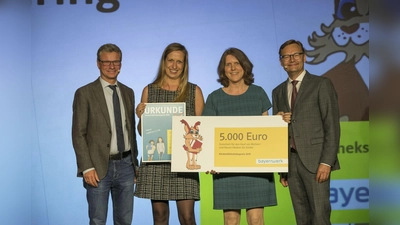 V. l.: Bernd Sibler, Bayerischer Staatsminister für Wissenschaft und Kunst, Verena Reber und Ilse Werner von der Gemeindebibliothek Unterföhring sowie Reimund Gotzel, Vorstandsvorsitzender Bayernwerk AG. (Foto: Uwe Moosburger/Bayernwerk AG)