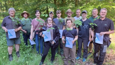 Die Teilnehmenden des Bildungsprogramms Wald (BIWA) präsentieren ihre Urkunden nach dem erfolgreichen Abschluss der Seminarreihe. (Foto: AELF EE)