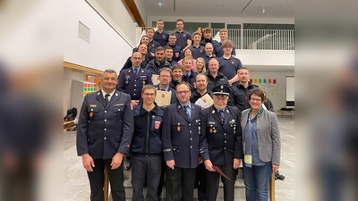 Aufstellen zum Gruppenbild in der Aula der Realschule mit Gautings Bürgermeisterin Brigitte Kössinger. (Foto: FW Gauting)