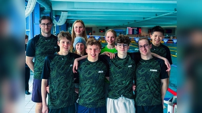 Waren erfolgreich bei den Bayerischen Meisterschaften: vorne v. li Carl Wassermann, Jakob Seyfert, Luca Liguori, Dominik Liguori, hinten v. li: Trainer Florian Maurer, Philomena Werler, Franziska Claßen, Lena Ostermaier und Alexander Shen. (Foto: TSV Vaterstetten, Abteilung Schwimmen)