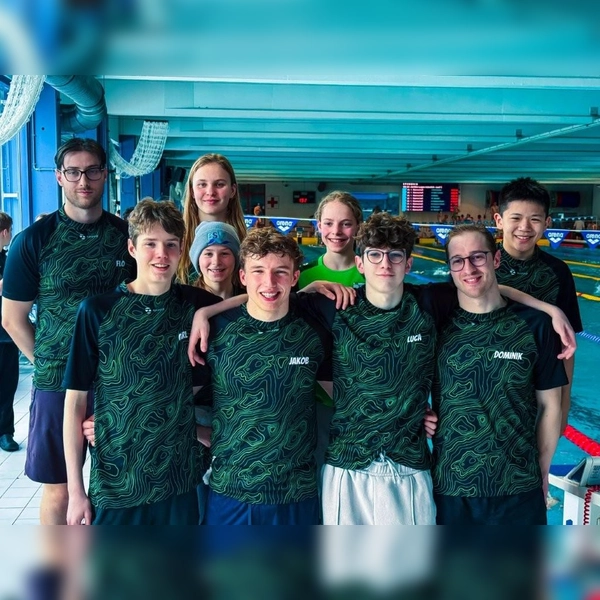 Waren erfolgreich bei den Bayerischen Meisterschaften: vorne v. li Carl Wassermann, Jakob Seyfert, Luca Liguori, Dominik Liguori, hinten v. li: Trainer Florian Maurer, Philomena Werler, Franziska Claßen, Lena Ostermaier und Alexander Shen. (Foto: TSV Vaterstetten, Abteilung Schwimmen)