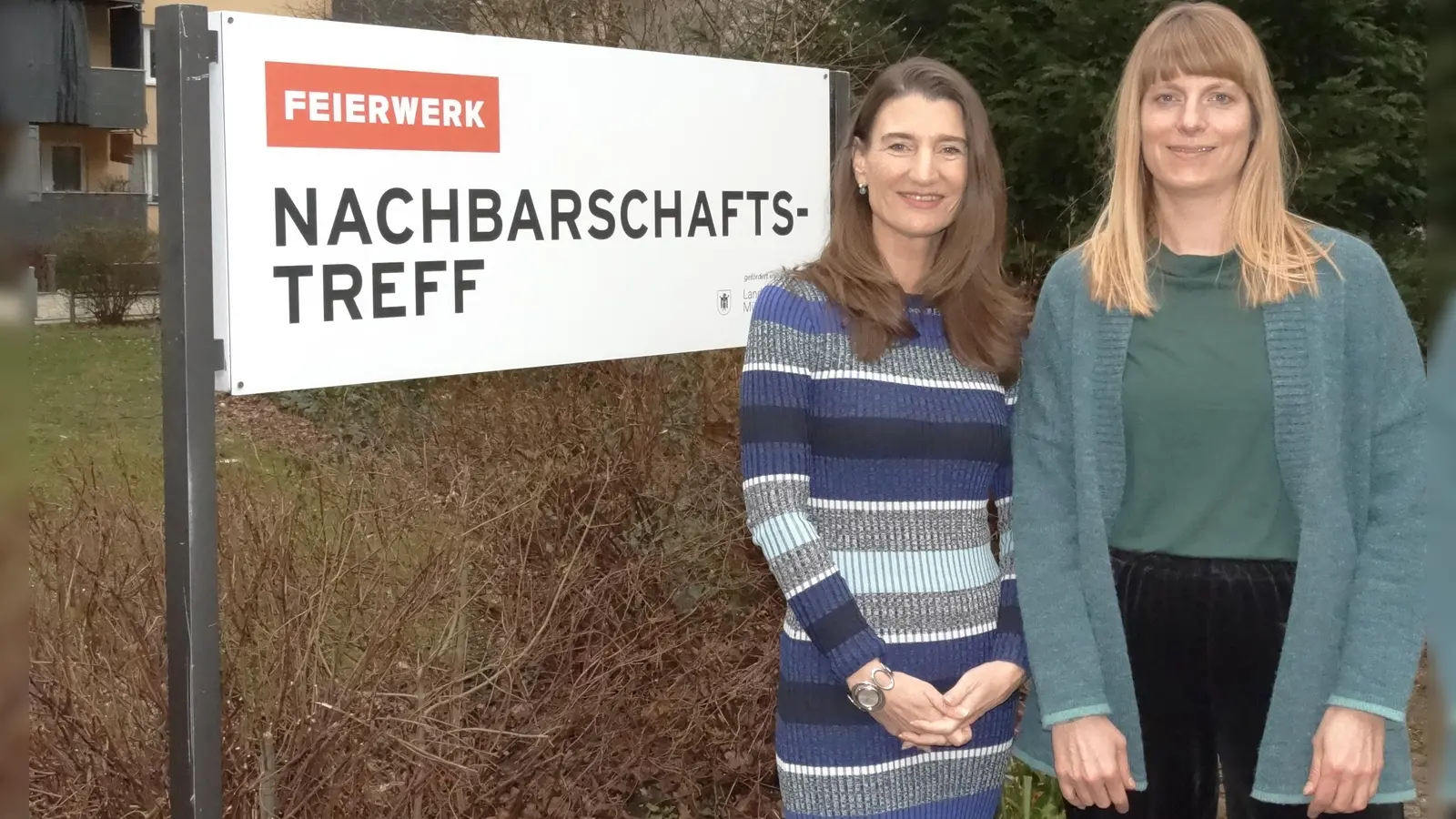 Alexandra Menzel (links) leitet den Nachbarschaftstreff, ihre Kollegin Katrin Ried ist für die Öffentlichkeitsarbeit des Feierwerks zuständig. (Foto: tab)