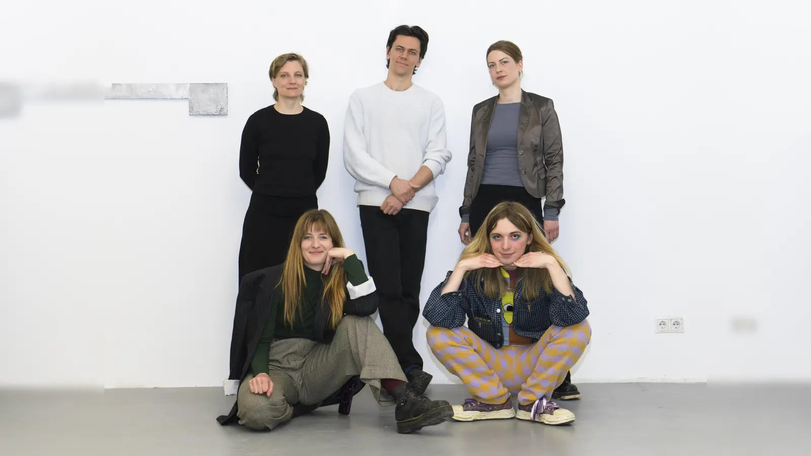 Die nominierten Künstlerinnen für „Perspektiven 2025 – Förderpreis für junge Kunst“ zeigen ihre Werke in der Platform: Veronika Günther, Nikolai Gümbel, Anna Lena Keller (stehend v. l.) sowie Lorraine Hellwig und Aelita le Quément (sitzend v. l.). (Foto: Birgit Haubner)