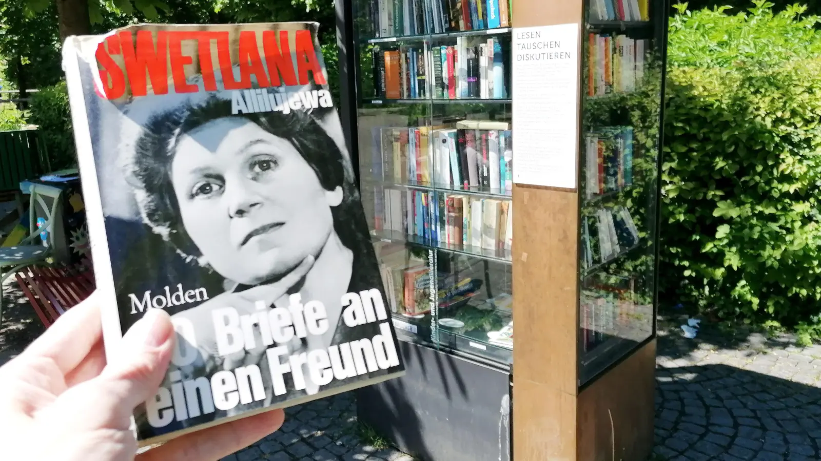 Swetlana Allilujewas Briefe sind zwischenzeitlich im Bücherschrank am Heidemarkt angekommen. (Foto: job)