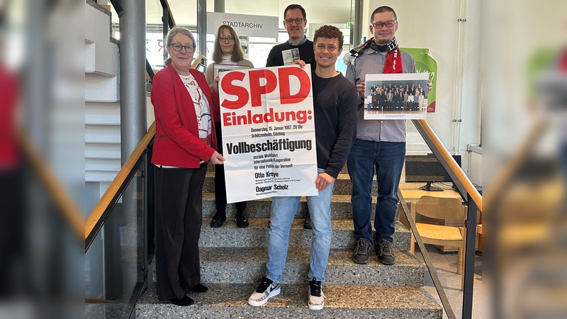 Dritte Bürgermeisterin Christiane Falk bei der Übergabe des Nachlasses mit den Mitarbeitern des Stadtarchivs Angela Müller, Christoph Aschermann, Christian Fries und Constantin Leiter (v. l.). (Foto: Stadtarchiv)