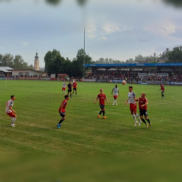 TSV Buchbach gegen SpVgg Unterhaching - diese Partie wird es 2025/26 in der Regionalliga Bayern wieder geben. Einige andere Entscheidungen sind jedoch noch offen. (Archivbild: bas)