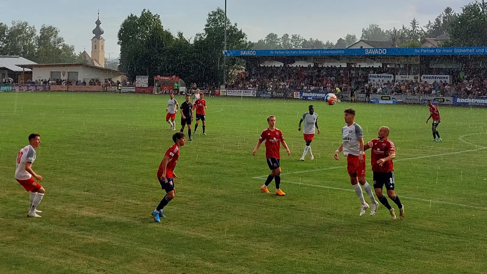 TSV Buchbach gegen SpVgg Unterhaching - diese Partie wird es 2025/26 in der Regionalliga Bayern wieder geben. Einige andere Entscheidungen sind jedoch noch offen. (Archivbild: bas)