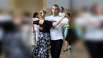 Getanzt wird, was Spaß macht, ob Walzer (Bild), Polka oder Zwiefacher. (Symbolbild: Wikimedia Commons, CC BY-SA 2.5)