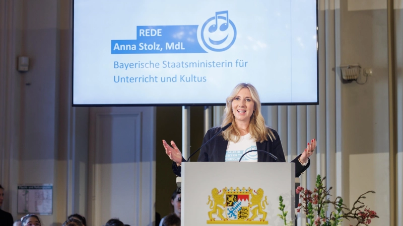 „Mit beeindruckendem Engagement, Kreativität und Ausdauer haben die ausgezeichneten Schulen musikalische Bildung fest in ihrem Schulalltag verankert”, lobte Kultusministerin Anna Stolz. (Foto: Stefan Obermeier)