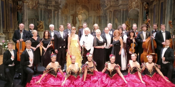 Ein beeindruckendes Ensemble präsentiert zur Jubiläumsgala die Werke von Strauss. (Foto: Klaus Wünsch)