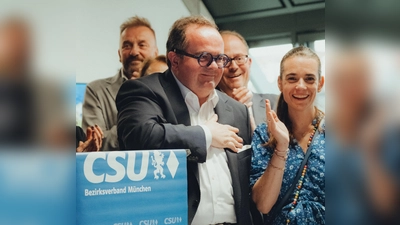 OB-Kandidat Clemens Baumgärtner mit Stefanie Baumgärtner, dahinter Manuel Pretzl (CSU-Fraktionsvorsitzender im Stadtrat) und Stadtrat Thomas Schmid (links). (Foto: Gabriel Lorenz)