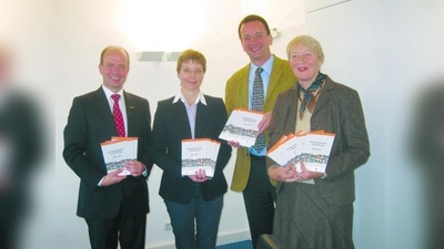 Freuen sich über die Fertigstellung der Broschüre „Kinderbetreuung in Germering”: Gewerbeverbands-Vorsitzender Jürgen Biffar, Elternbeiratsvorsitzende des Kindergarten Don Bosco und selbständige Organisationsberaterin Michaela Wienke, Oberbürgermeister Andreas Haas, Stadträtin und Kindergartenreferentin Eike Höppner. (Foto: pi)