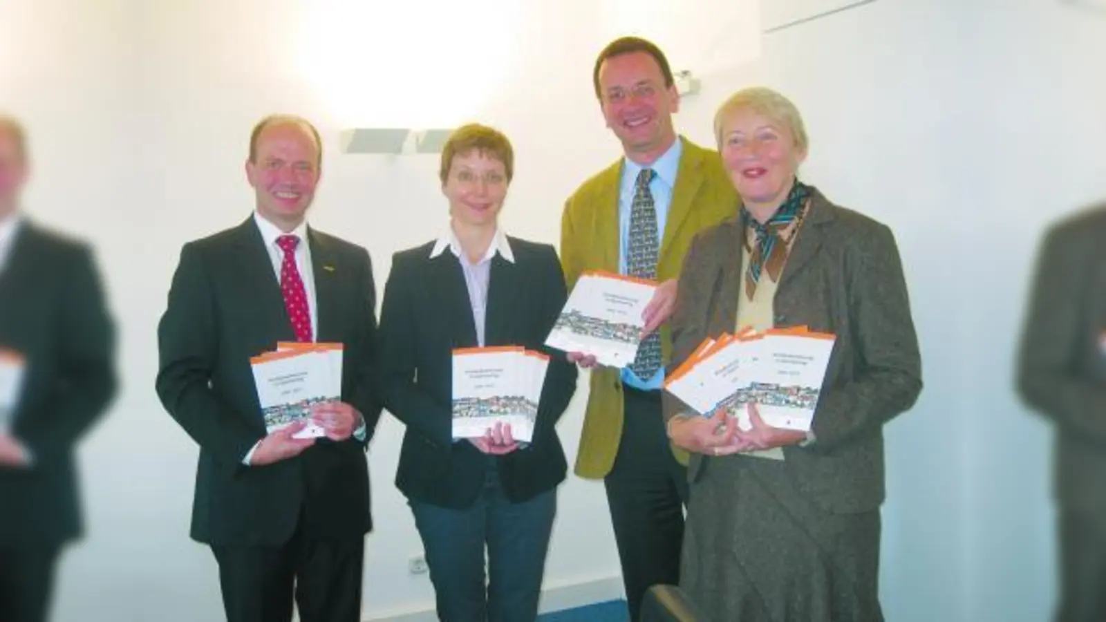 Freuen sich über die Fertigstellung der Broschüre „Kinderbetreuung in Germering”: Gewerbeverbands-Vorsitzender Jürgen Biffar, Elternbeiratsvorsitzende des Kindergarten Don Bosco und selbständige Organisationsberaterin Michaela Wienke, Oberbürgermeister Andreas Haas, Stadträtin und Kindergartenreferentin Eike Höppner. (Foto: pi)