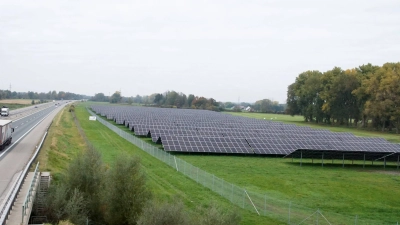 Direkt an der Grenze zum Landkreis Freising und an der Autobahn A92 hat der Landkreis Erding seinen nächsten Solarpark in Betrieb genommen. 6700 MWh Strom sollen hier im Jahr erzeugt werden. (Foto: bro)
