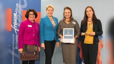 Von links: Nicole Lassal, Gleichstellungsbeauftragte der Landeshauptstadt München, und Stadträtin Ulrike Grimm nahmen den "Gender Award" in Anwesenheit von Bundesfamilienministerin Franziska Giffey entgegen. Die Laudatio hielt Maria Unger, Altbürgermeisterin von Gütersloh. (Foto: Sandra Kühnapfel)