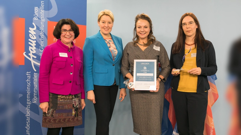 Von links: Nicole Lassal, Gleichstellungsbeauftragte der Landeshauptstadt München, und Stadträtin Ulrike Grimm nahmen den "Gender Award" in Anwesenheit von Bundesfamilienministerin Franziska Giffey entgegen. Die Laudatio hielt Maria Unger, Altbürgermeisterin von Gütersloh. (Foto: Sandra Kühnapfel)