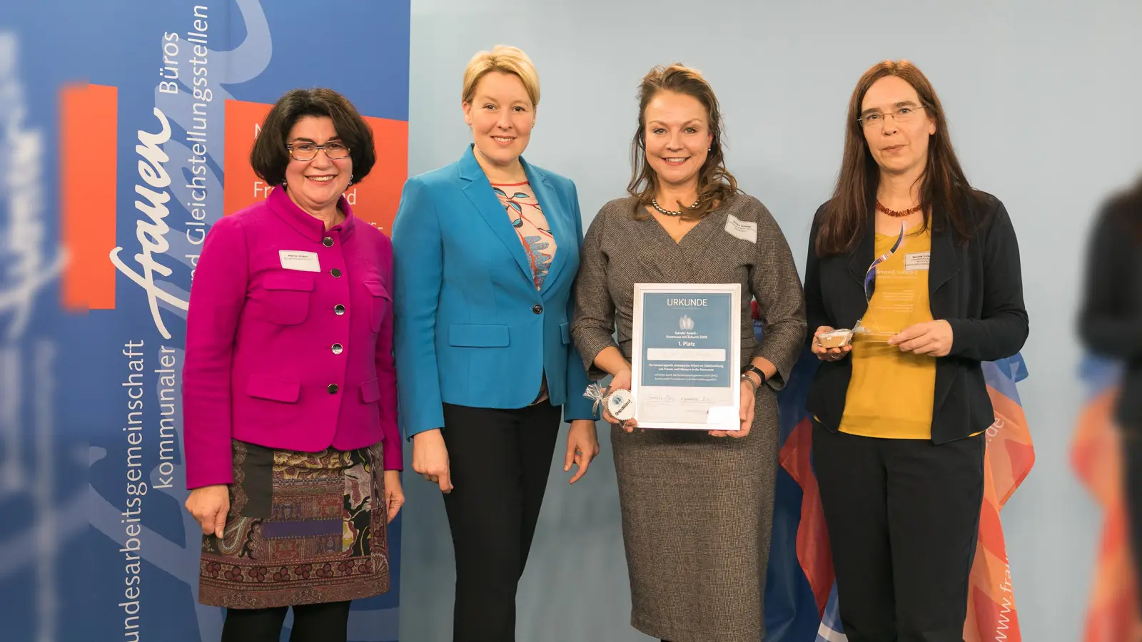 Von links: Nicole Lassal, Gleichstellungsbeauftragte der Landeshauptstadt München, und Stadträtin Ulrike Grimm nahmen den "Gender Award" in Anwesenheit von Bundesfamilienministerin Franziska Giffey entgegen. Die Laudatio hielt Maria Unger, Altbürgermeisterin von Gütersloh. (Foto: Sandra Kühnapfel)