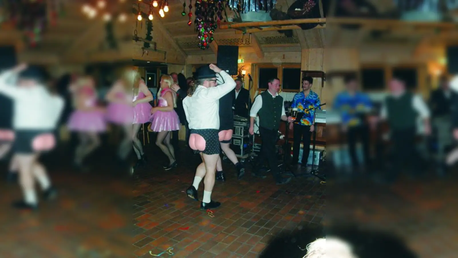 Alles nur Show: Das Männerballett der Narhalla Oberschleißheim glänzte „nackten” Tatsachen. Die blanken Hinterteile gehörten zum Kostüm. (Foto: bb)