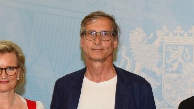 Im vergangenen Jahr nahm Reinhard Jakob (m.) von Wirtschaftsminister Hubert Aiwanger und Dehoga-Präsidentin Andrea Inselkammer eine Auszeichnung an den Jexhof entgegen, die für die Inklusionsbemühungen des Bauernhofmuseums vergeben wurde.  (Foto: StMWi)