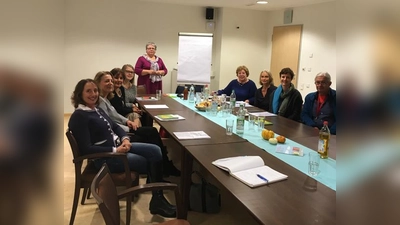 Die Schulungsteilnehmer Haushaltsnahe Dienstleistungen mit Schulungsleiterin Marie-Luise Grundler.  (Foto: WiAC)