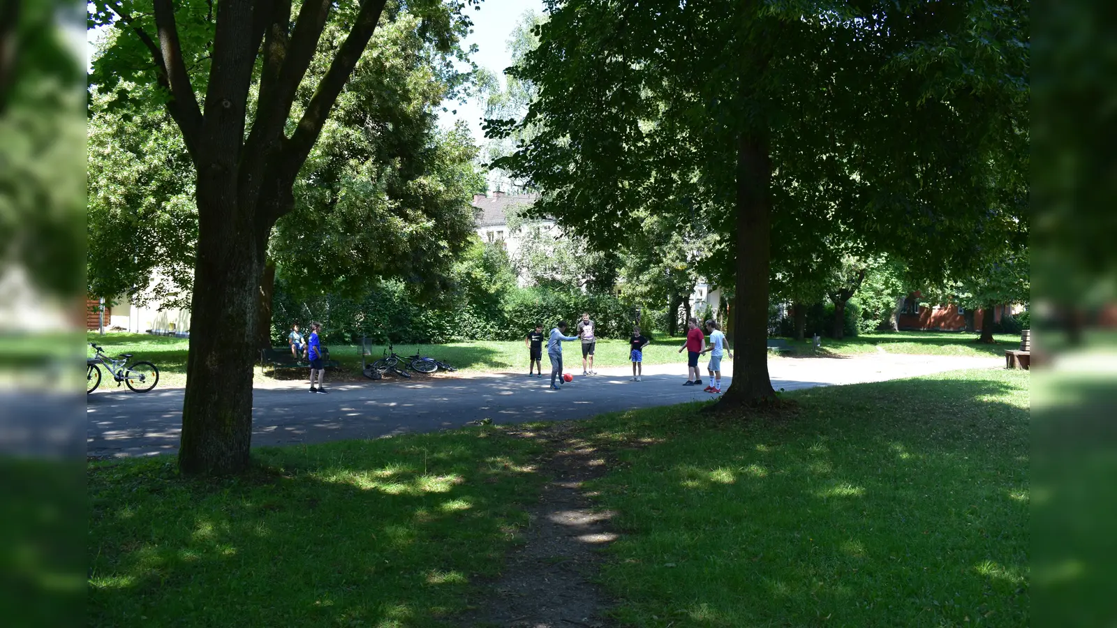 Die Menschen in der Kristallsiedlung leben friedlich zusammen, (fast) keine Spur von der Vergangenheit. (Foto: Daniel Mielcarek)