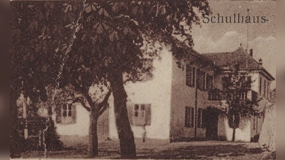 Das alte Schulhaus Taufkirchens hinter der Kirche St. Johannes um 1930.  (Foto: Gemeindearchiv)