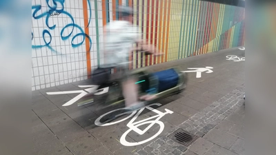 Neue Piktogramme in der Röhre: Trotz der Fahrradsymbole ist die Röhre ein Gehweg. Fußgänger haben hier immer Vorrang, Radler müssen für sie warten oder anhalten, wenn es nötig ist. (Foto: job)
