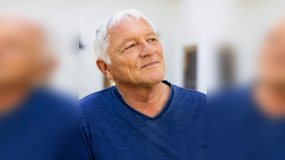 Josef Brustmann liest aus seinem Roman „Jeder ist wer”. (Foto: Thomas Dashuber)